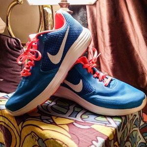 NWOT Nike Revolution 3